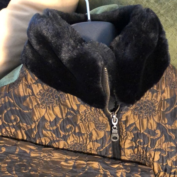 Lined brocade jacket with faux fur collar. Zipper front - Picture 3 of 3